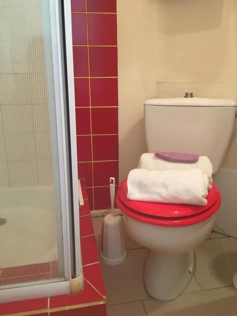 Appart sympa dans le vieux Nîmes Extérieur photo